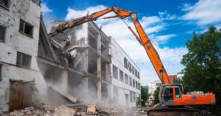 Промышленный демонтаж зданий Луга, цена от 2969 руб.