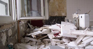 Демонтаж хрущевки в Луге - удаление старых полов и стен по выгодной цене от 1771 рублей.
