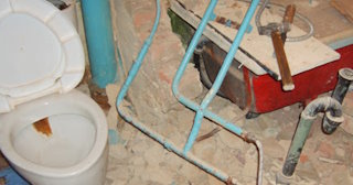 Профессиональный демонтаж перегородки ванной и туалета в Луге - от 573 рублей